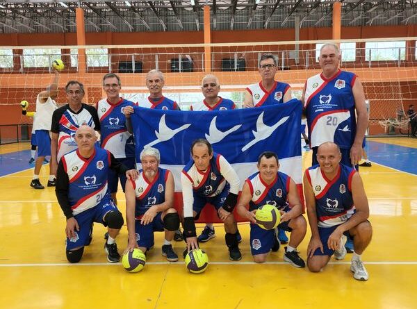 Futsal de Jacareí goleia no Paulista e vôlei adaptado vence na