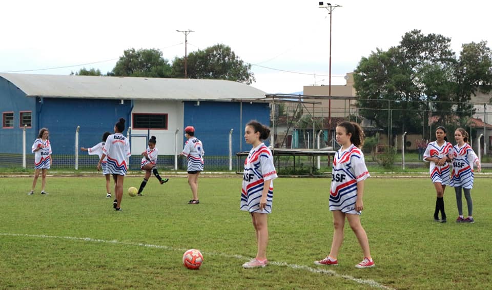 Secretaria de Esportes disponibiliza aulas gratuitas de futebol feminino –  Prefeitura Estância Turística Guaratinguetá