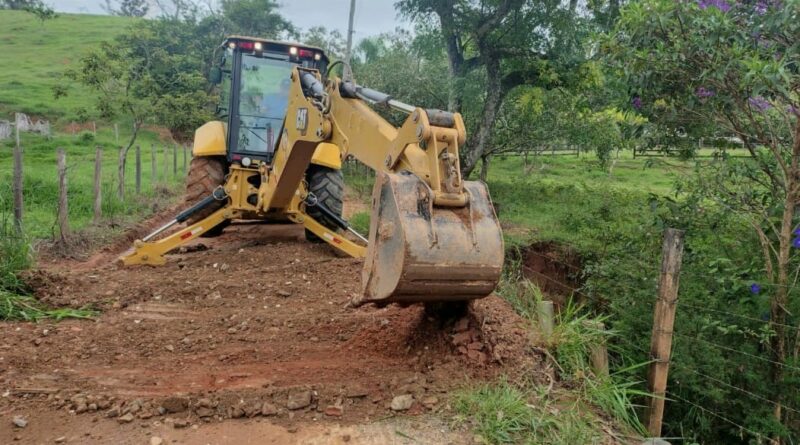 Prefeitura realiza reparos em estradas rurais após fortes chuvas